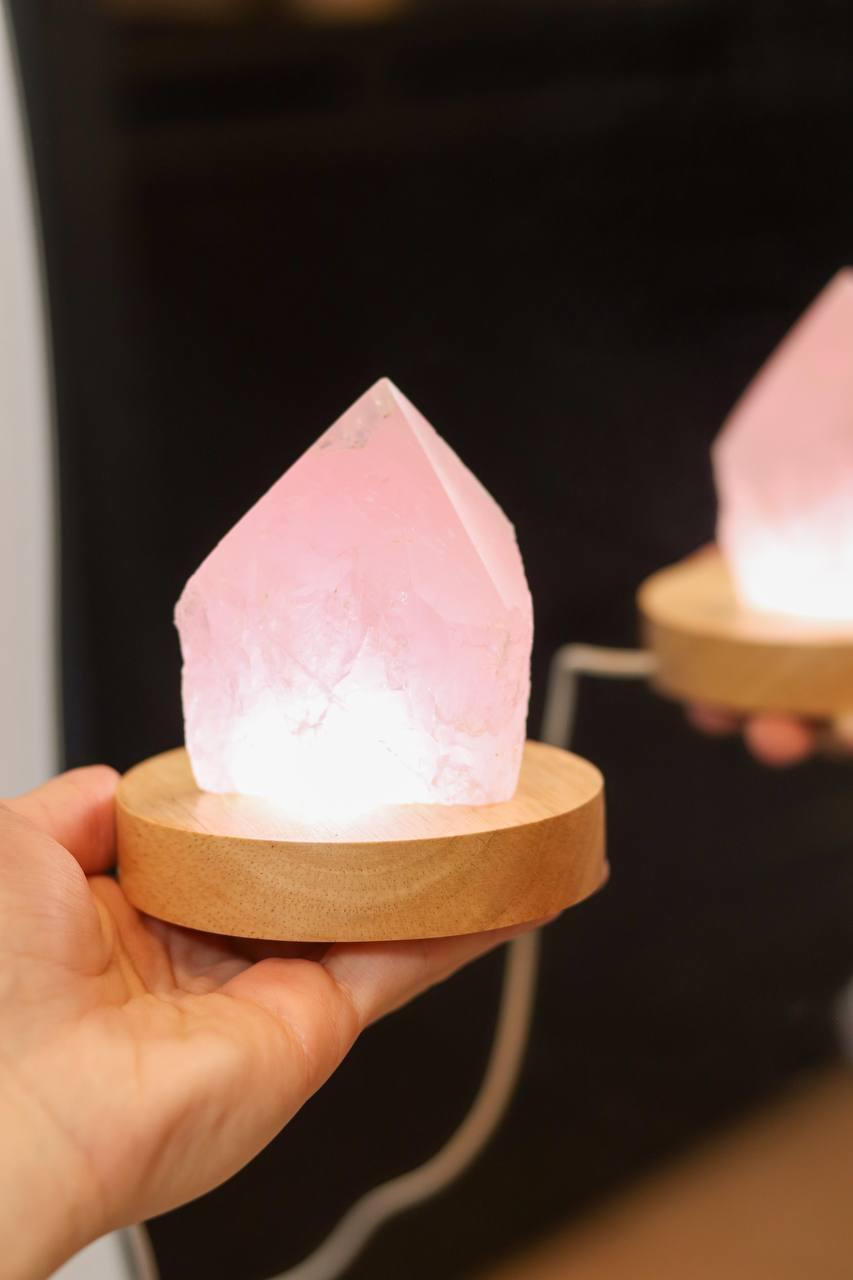 Luminária de Ponta Quartzo Rosa Mini Base Madeira Clara