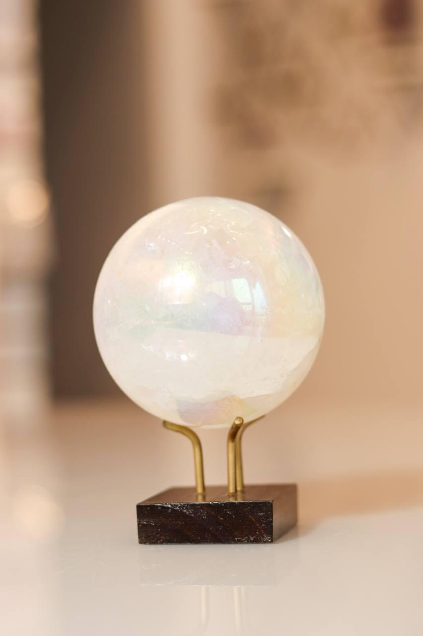Bola Cristal de Quartzo Perolizado na Base Madeira Marrom