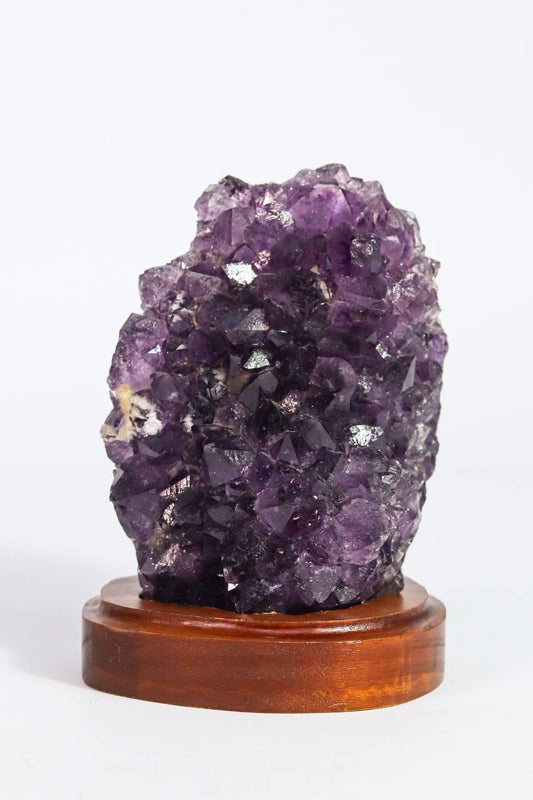 Drusa Ametista na Base Madeira Marrom 940 gramas