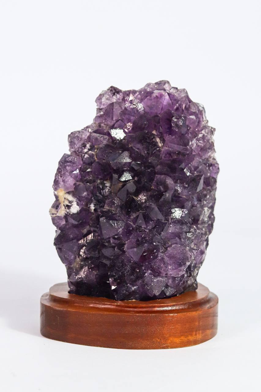 Drusa Ametista na Base Madeira Marrom 940 gramas