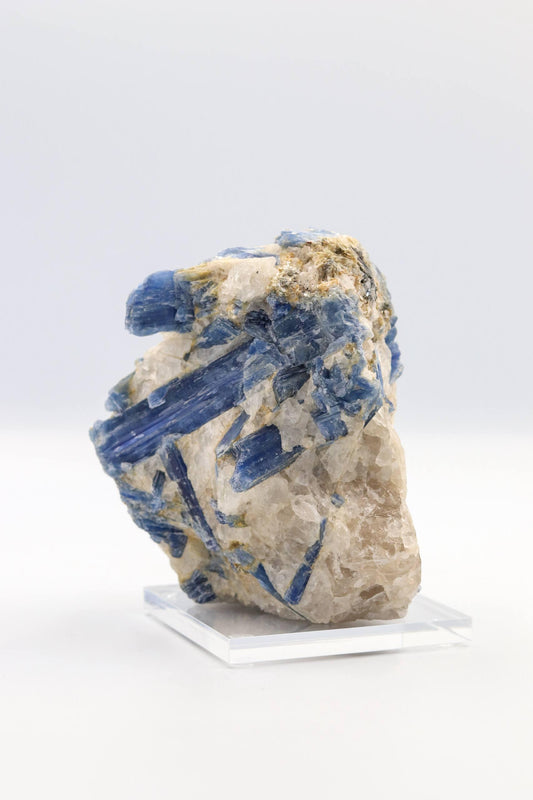 Pedra Cianita Azul Bruta na Base Acrílica 1,189 Kg aprox.