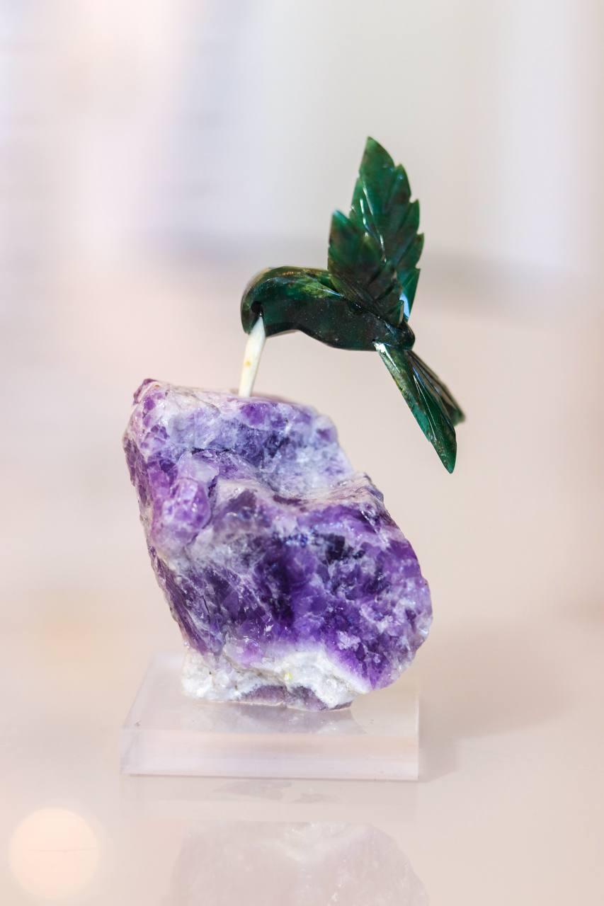 Beija-Flor Serpentinita na Base de Ametista Chevron