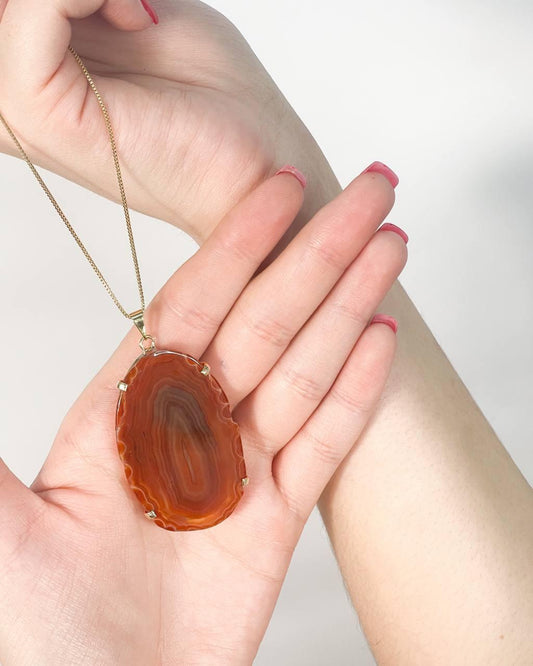 Colar Chapa de Ágata Vermelha com Garra Banhado Ouro