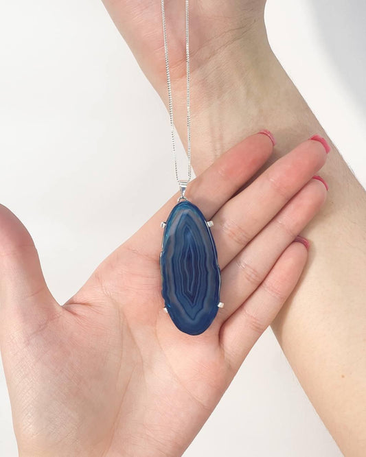Colar Chapa de Ágata Azul com Garra Banho Ouro