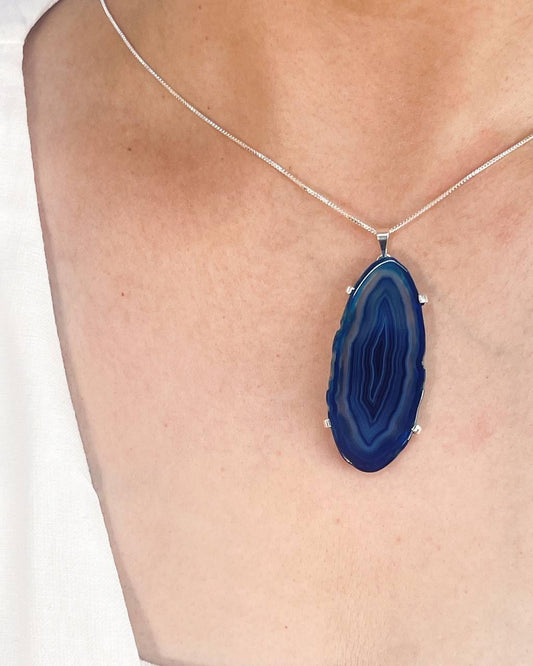 Colar Chapa de Ágata Azul com Garra Banho Ouro
