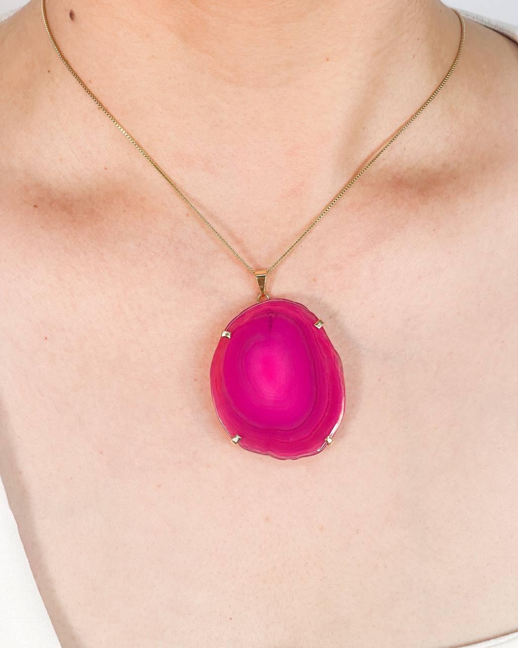 Colar Chapa de Ágata Rosa com Garra Banhado Ouro