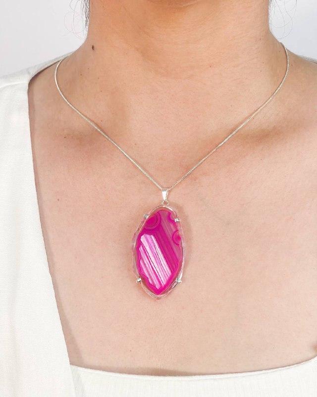 Pingente Chapa de Ágata Rosa com Garra Banhado Prata