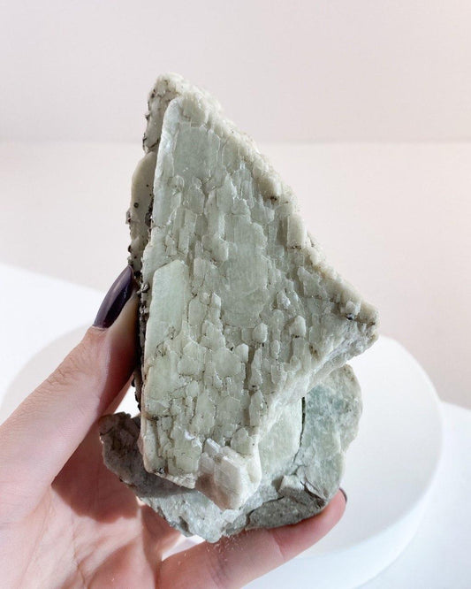 Pedra Mica com Albita Bruta 608  gramas