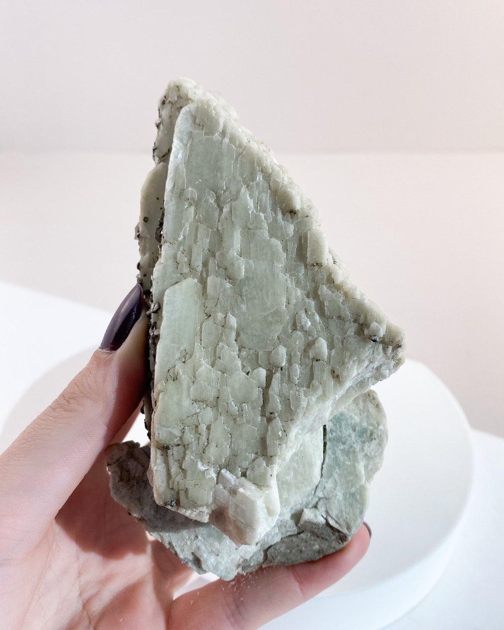 Pedra Mica com Albita Bruta 608  gramas