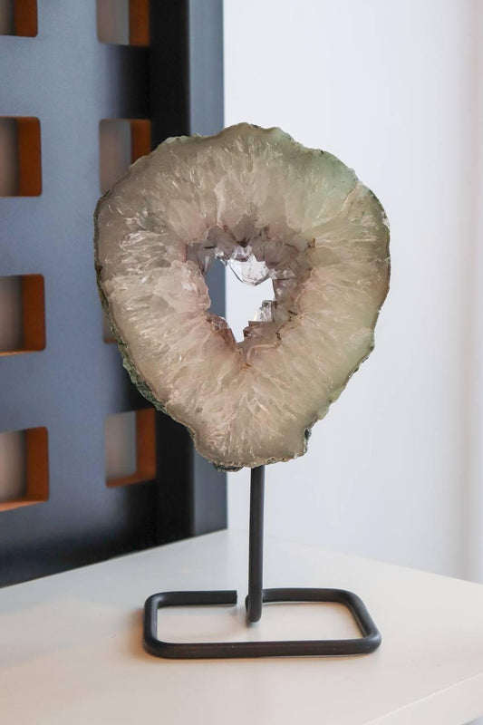 Argola Drusa de Ametista na Base Metal Preta 0,923 a 1,143 Kg aprox.