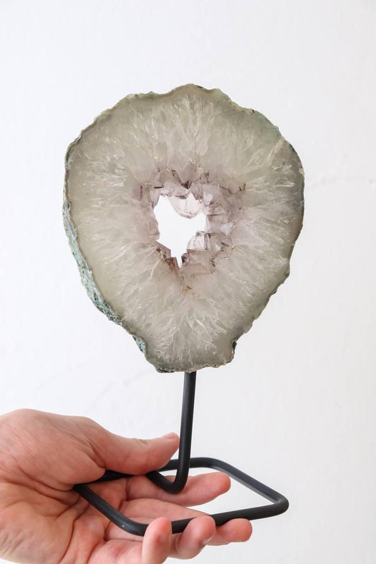 Argola Drusa de Ametista na Base Metal Preta 0,923 a 1,143 Kg aprox.