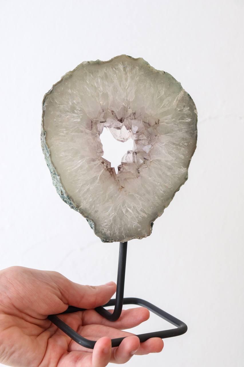 Argola Drusa de Ametista na Base Metal Preta 0,923 a 1,143 Kg aprox.