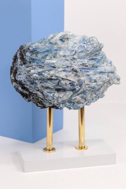 Pedra Cianita Azul Paraíba na Base de Madeira Branca 1,614 Kg