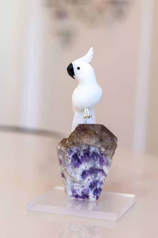 Cacatua Dolomita branca na Base de Ametista Chevron