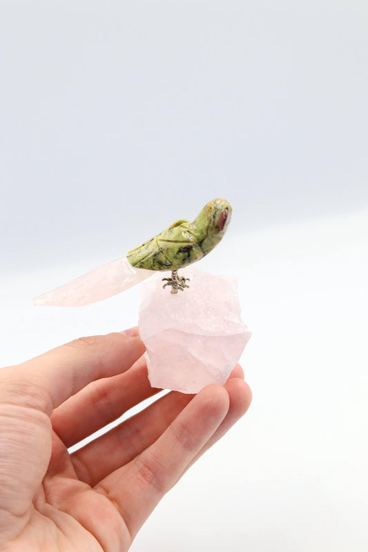 Arara Serpentinita na Base Quartzo Rosa