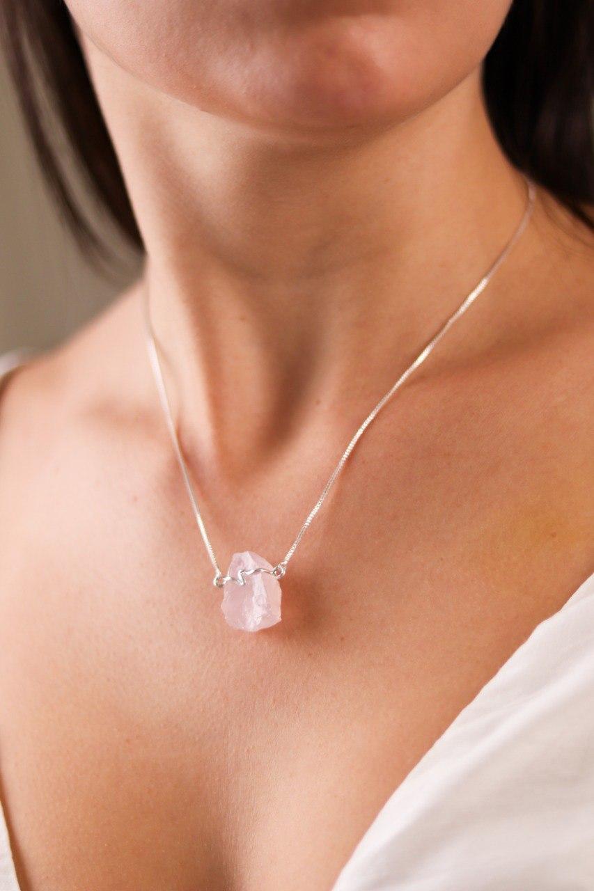 Colar Curto Quartzo Rosa Abraço Banho Prata