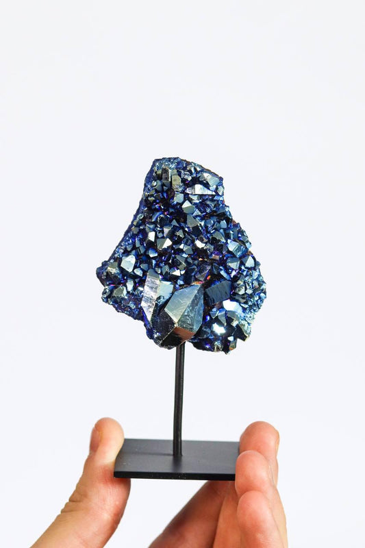 Drusa Quartzo Titânio Blue Pequena na Base Metal Preta