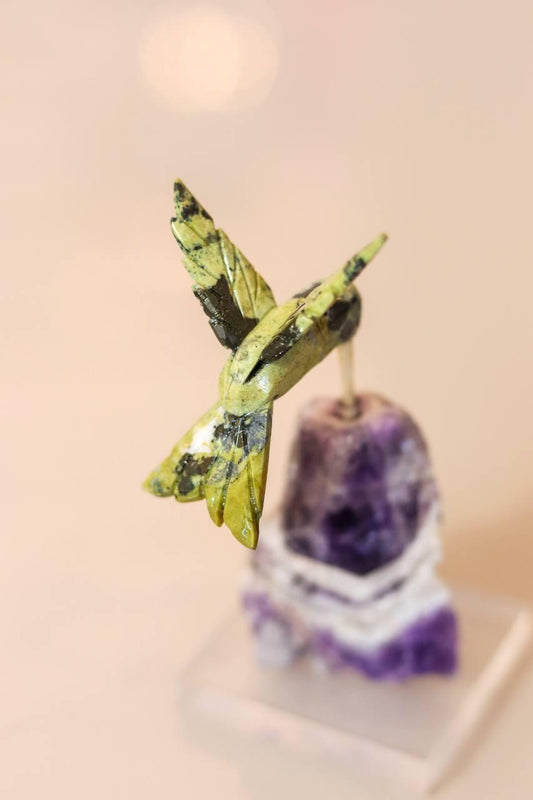 Beija-Flor Serpentinita verde na Base de Ametista Chevron