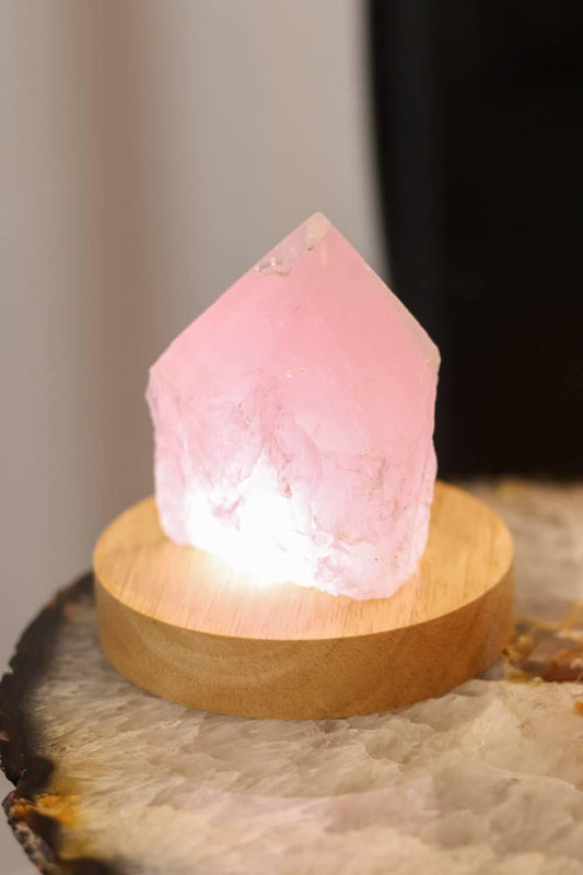 Luminária de Ponta Quartzo Rosa Mini Base Madeira Clara