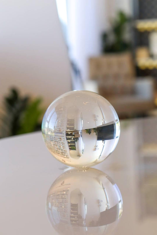 Bola Cristal Sintética na Base Madeira 8 cm diâmetro