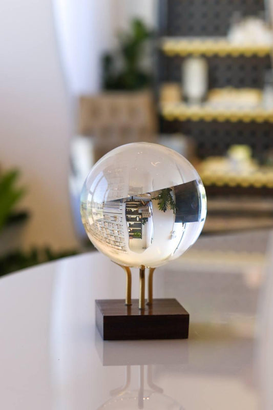 Bola Cristal Sintética na Base Madeira 8 cm diâmetro