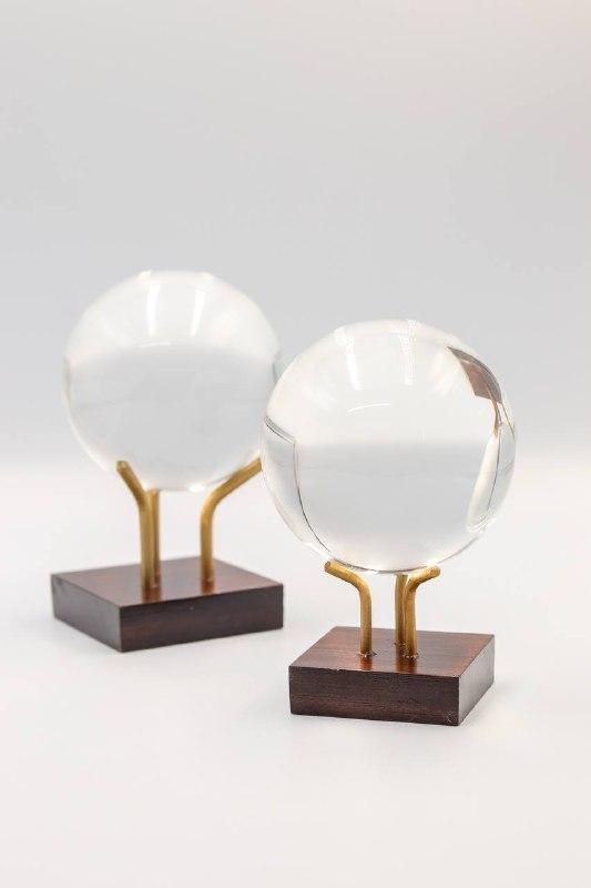Bola Cristal Sintética na Base Madeira 8 cm diâmetro