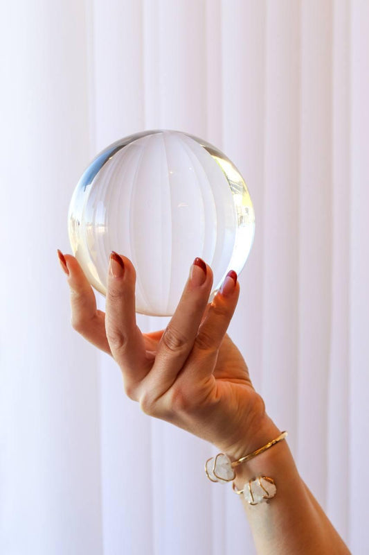 Bola Cristal Sintética na Base Madeira 12 cm diâmetro
