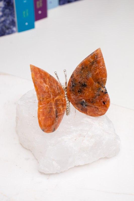 Borboleta Calcita Laranja na Base de Quartzo Cristal Bruto