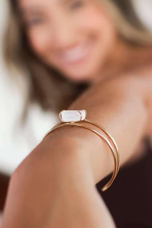 Bracelete Selenita na Garra Banho Ouro