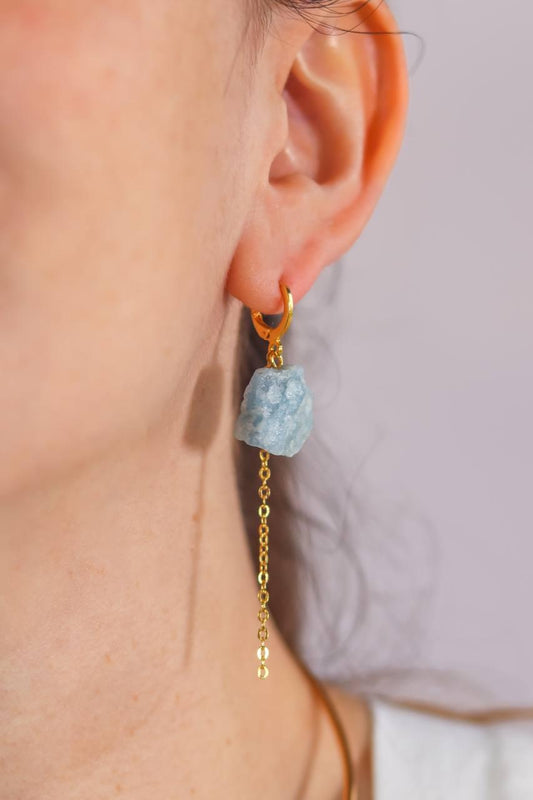Brinco Argola Pedra Natural Água Marinha com Corrente Diamantada Banho Ouro