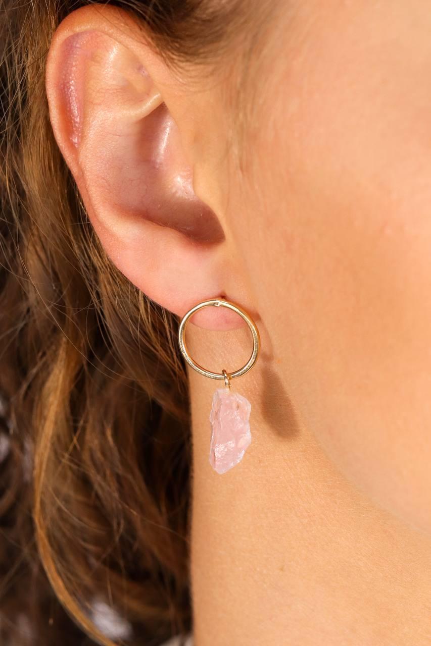 Brinco Quartzo Rosa Manifesto Banho Ouro