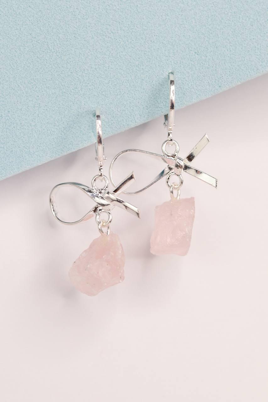 Brinco Quartzo Rosa Bruto Laços Banho Prata