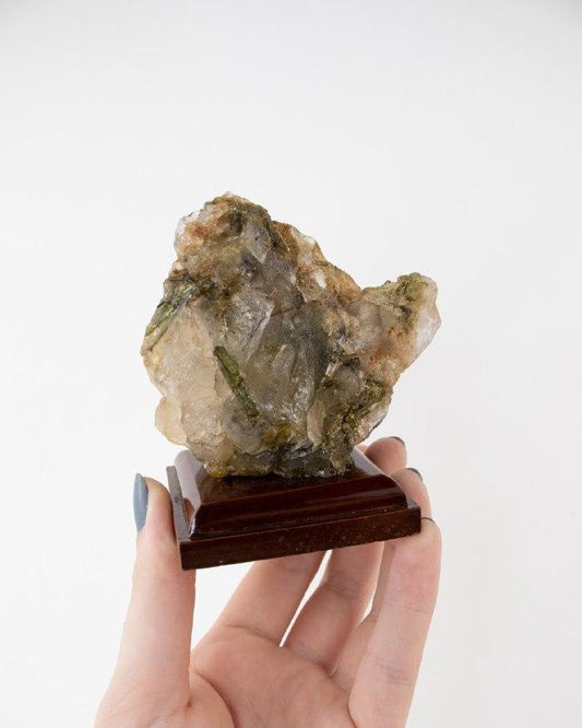 Pedra Turmalina Verde no Quartzo Bruto na Base de Madeira 256 gramas
