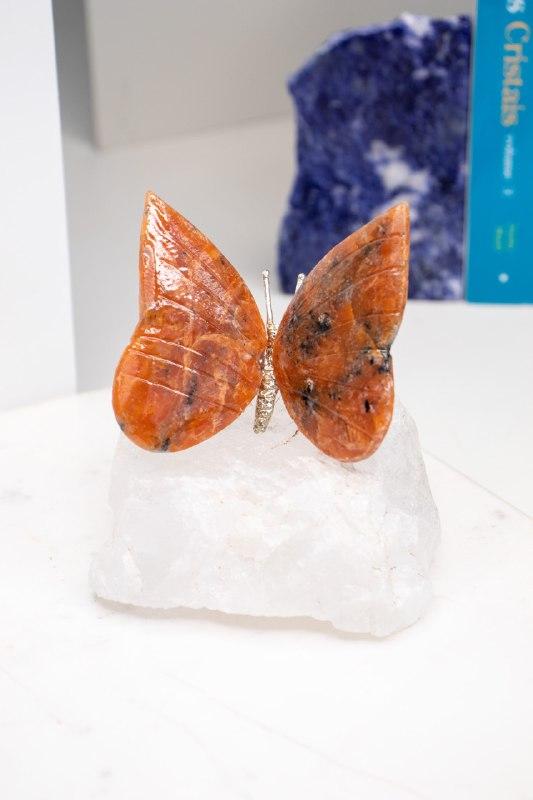Borboleta Calcita Laranja na Base de Quartzo Cristal Bruto
