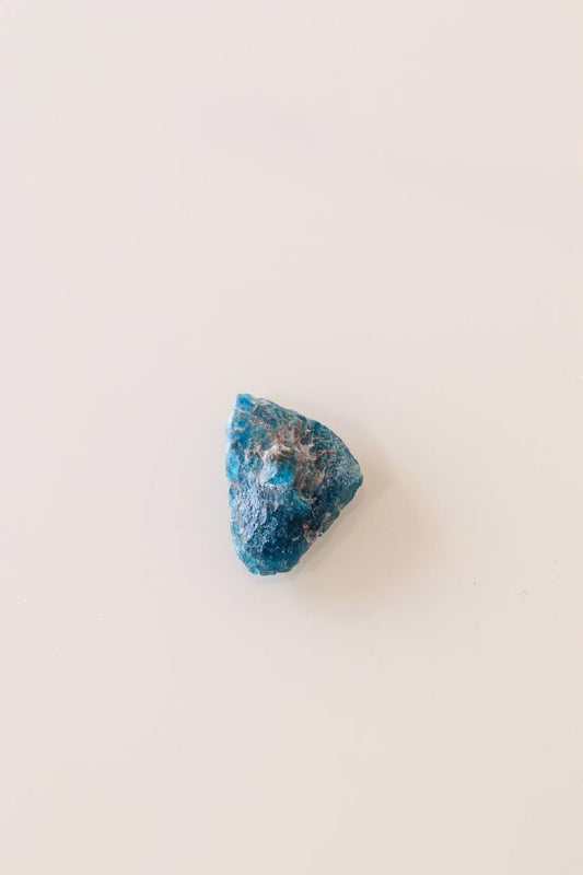 Pedra Apatita azul bruta 5 a 10 gramas.