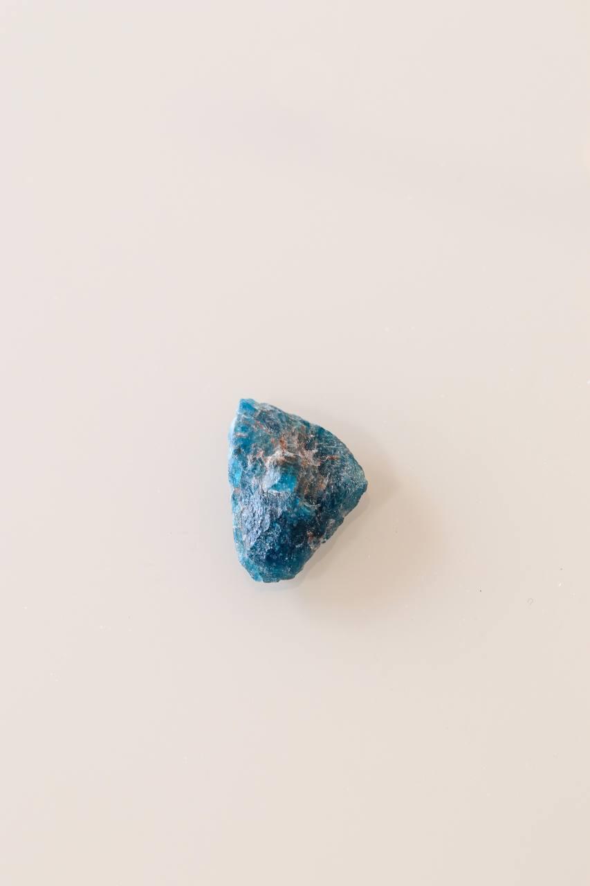 Pedra Apatita azul bruta 5 a 10 gramas.