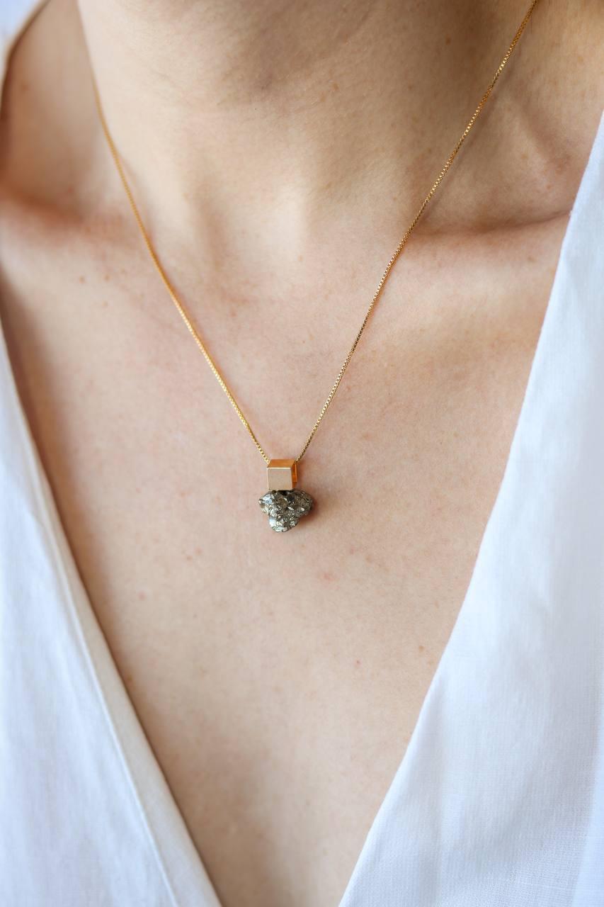 Colar Cubo Pirita Prosperar Banho Ouro 18K