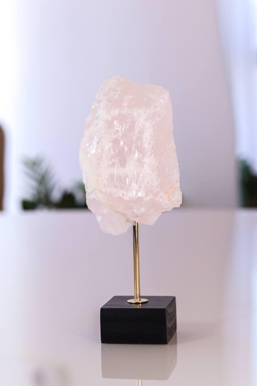 Pedra Quartzo Rosa na Base de Madeira Preta