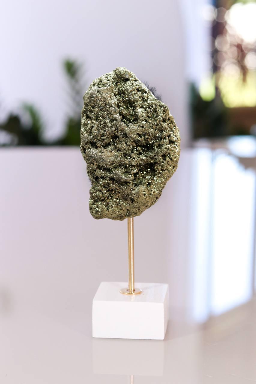 Pedra Pirita na Base de Madeira Branca