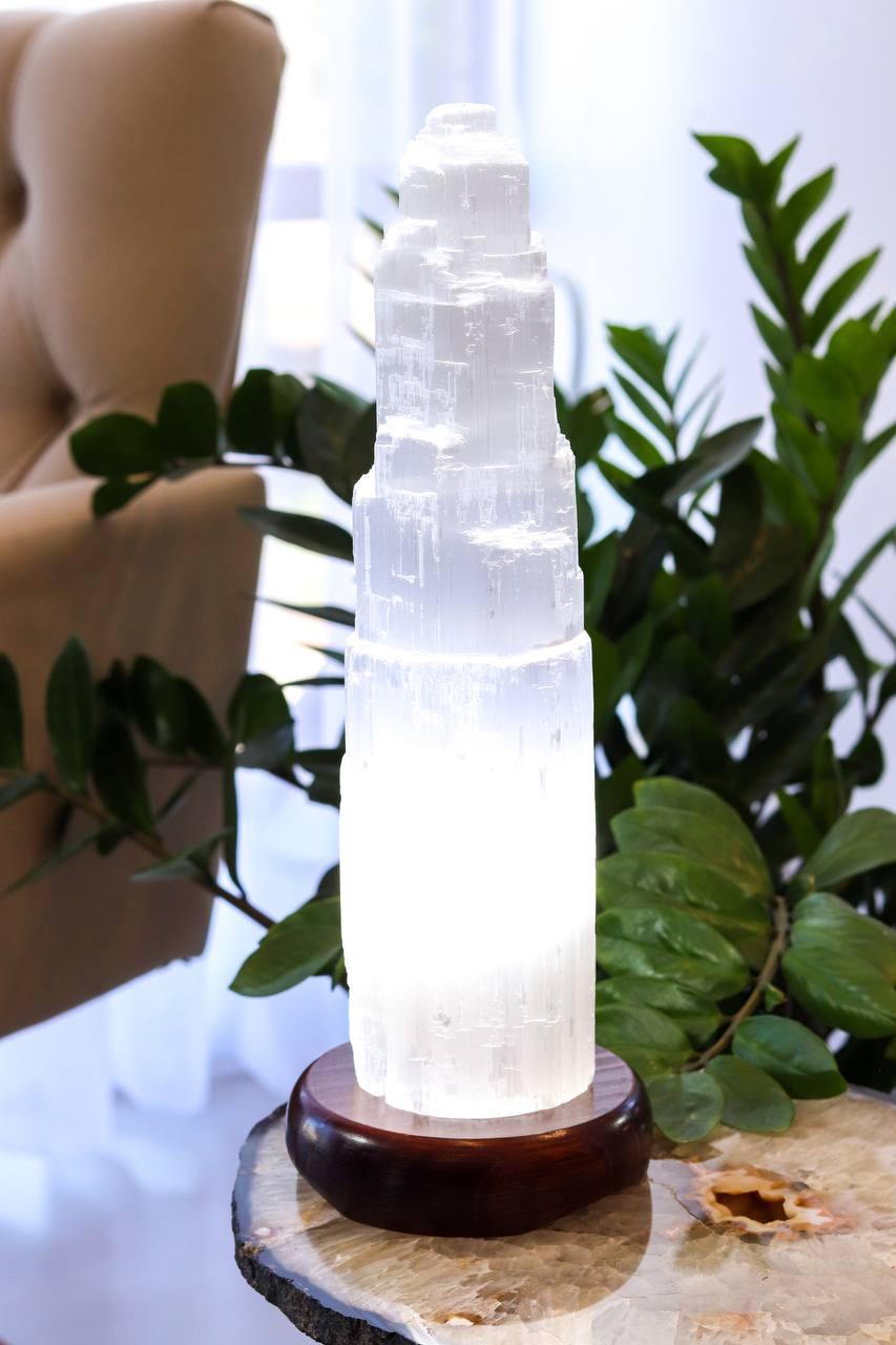 Luminária Selenita Branca Grande na Base Madeira Marrom