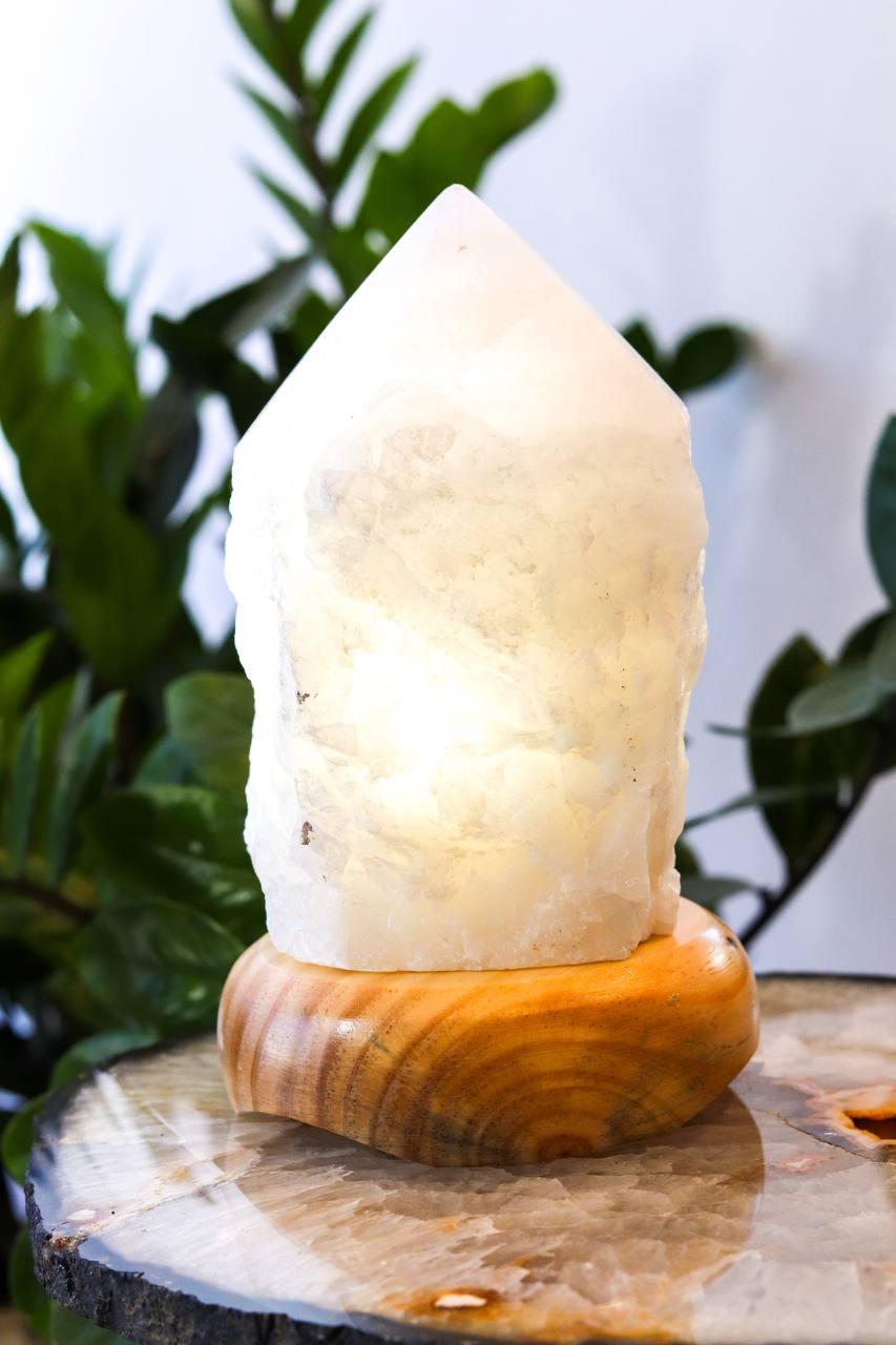 Luminária Ponta de Quartzo Cristal Branco na Base de Madeira Clara