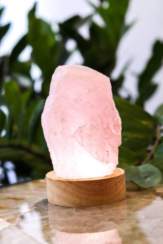 Luminária de Quartzo Rosa Bruta Mini Base Madeira Clara