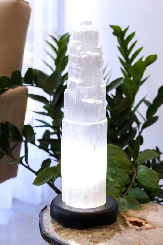 Luminária Selenita Branca Grande na Base Madeira Preta
