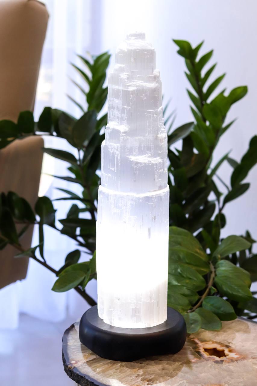 Luminária Selenita Branca Grande na Base Madeira Preta