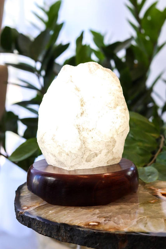 Luminária Quartzo Cristal Branco Bruto na Base de Madeira Marrom