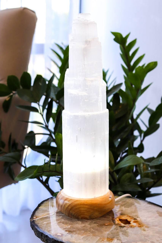 Luminária Selenita Branca Grande Base Madeira Clara