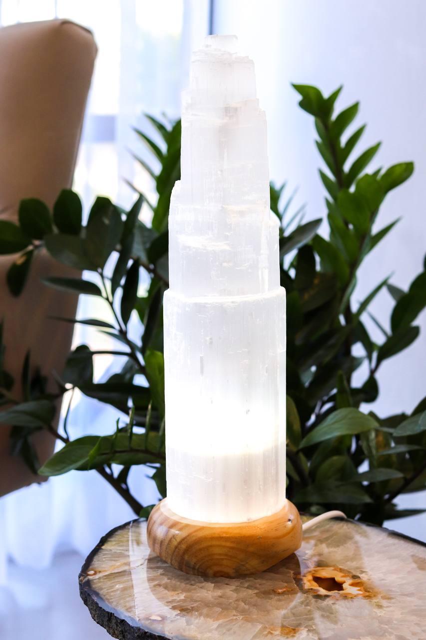 Luminária Selenita Branca Grande Base Madeira Clara