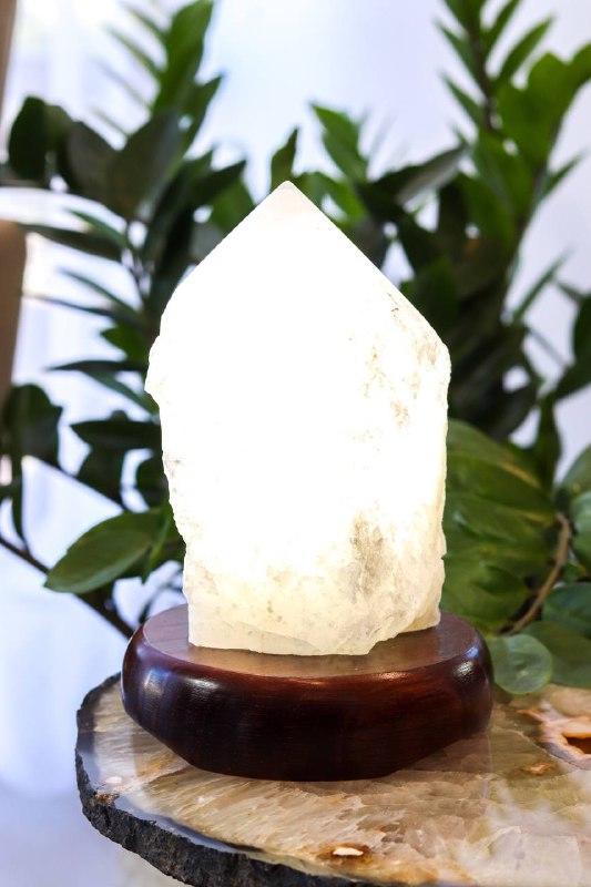 Luminária Ponta de Quartzo Cristal Branco na Base de Madeira Marrom