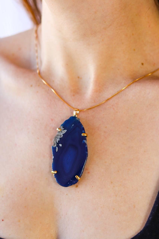 Colar Chapa de Ágata Azul com Garra Banho Ouro