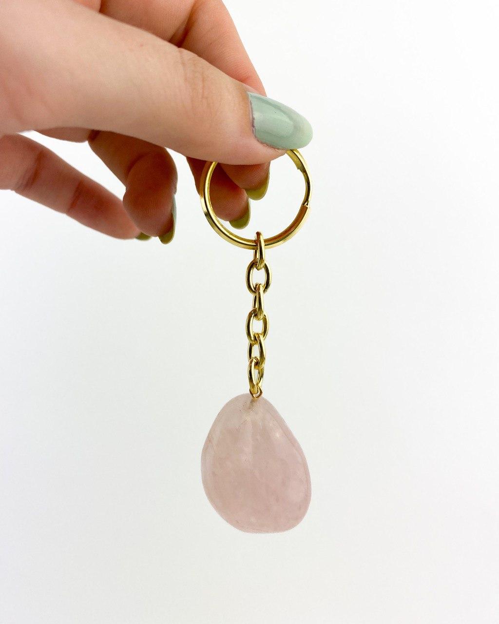 Chaveiro Quartzo Rosa rolado dourado